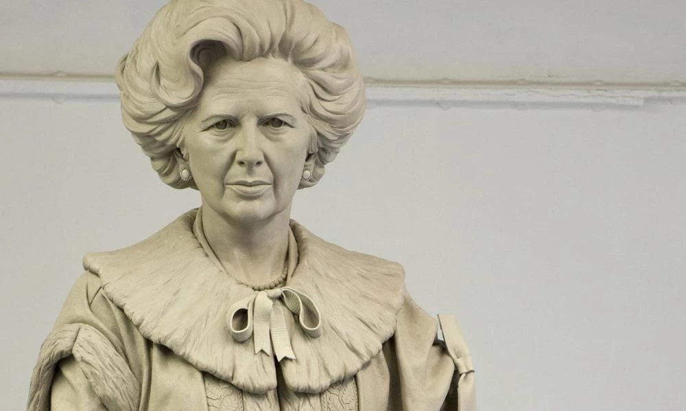 Κανονίζουν "σοβάτισμα" με αυγά σε αποκαλυπτήρια αγάλματος της Θάτσερ!